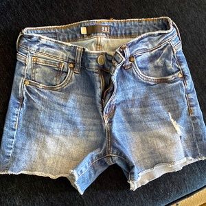 Kut from the Kloth size 2 Gidget Fray short